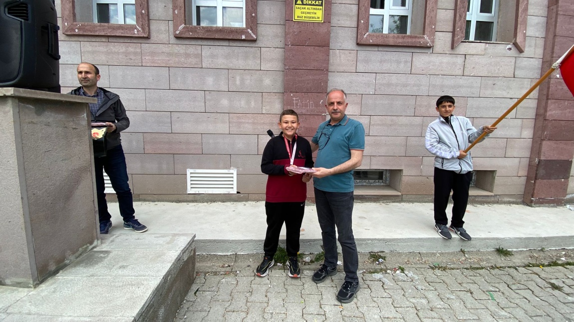 Okullar arası dağ bisikleti birincimizi tebrik ediyoruz ve başarılarının devamını diliyoruz.